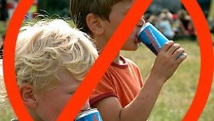 Vaikai geria energinius gėrimus