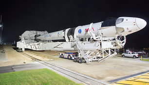 Skrydžiui paruošta „SpaceX Falcon 9“ raketa su žmonių gabenimui skirta kapsule „Crew Dragon“ 