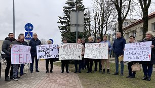 Antkopčio gyventojai penktadienį piketo vietai pasirinko Gargždus, gatvę prie „Tele2“ salono. Žada kad kitas piketas bus Vilniuje.