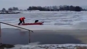 Sekmadienį ant Širvintos tvenkinio vyko gyvybės gelbėjimas