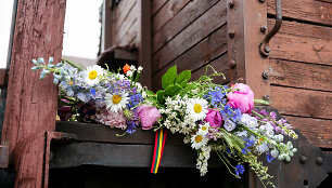 Aukų pagerbimas Naujosios Vilnios geležinkelio stoties memoriale