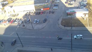 Kauno Sukilėlių prospekte BMW kliudė nepilnamečio vairuojamą motorolerį
