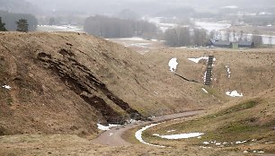 Nuslinkęs Kernavės Mindaugo sosto piliakalnio šlaitas