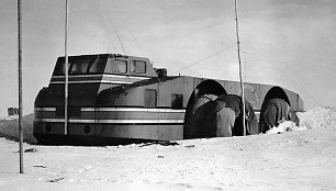 Taip atrodė Antarktidoje paliekamas Antarctic Snow Cruiser visureigis.