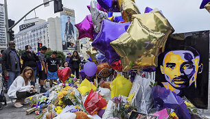 Prie &bdquo;Staples Center&ldquo; arenps žmonės ne&scaron;a įvairius daiktus Kobe Bryanto atminimui.