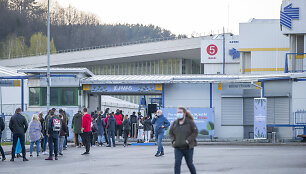 Vilniuje &ndash; pusvalandį trukusios lenktynės dėl &scaron;imto likusių vakcinų 