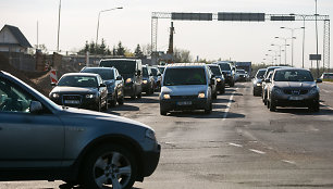 Transporto spūstys rekonstruojamoje Liepkalnio–Žirnių gatvių sankryžoje