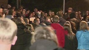 500 žmonių giedojo kalėdines giesmes vėžiu sergančiai mergaitei.