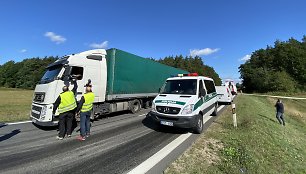 Lengvojo automobilio ir sunkvežimio avarija A16 kelyje