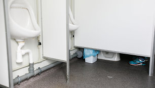 Kėdainietis įstrigo tualete – negalėjo ištraukti kojos