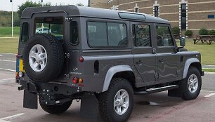 Land Rover Defender buvo pakankamai didelis, tačiau ratą vis tiek vežėsi automobilio i&scaron;orėje &ndash; kam viduje tas purvas, jei ratą tektų keisti? (DeFacto, Wikimedia (CC BY-SA 4.0)
