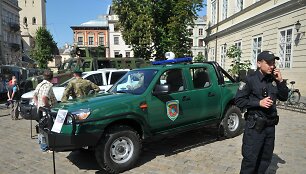 Ukrainos pasienio apsaugos pareigūnas &scaron;alia automobilio