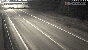 Dėl &bdquo;Audi&ldquo; ir keleivinio autobuso susidūrimo uždarytas kelias ties Aristava