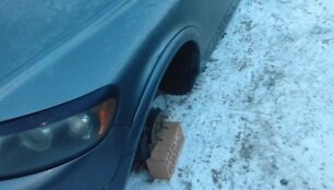 Neseniai be visų 4 ratų ratų Fabijoni&scaron;kių gale buvo paliktas apynaujis &bdquo;Volvo C30&ldquo; hečbekas.