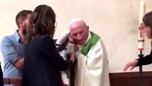 Krik&scaron;to ceremonijos metu dvasininkas sudavė kūdikiui