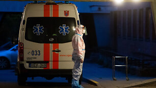 COVID-19 pacientai atvežami į Vilniaus miesto klinikinę ligoninę