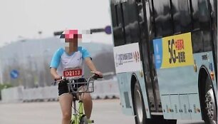 Maratono bėgikė su dviračiu