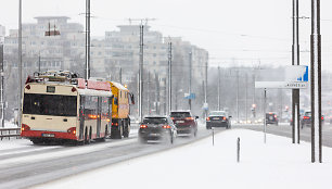 Prognozės išsipildė: sniegu nuklotose Vilniaus gatvėse – sunkumai vairuotojams