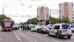 Ateities gatvėje penkių automobilių ir autobuso autoįvykis