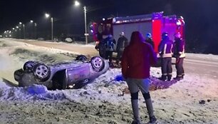 Kaune girtas vairuotojas &bdquo;paguldė&ldquo; &bdquo;CityBee&ldquo; automobilį ant stogo