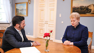 Dalia Grybauskaitė antradienį Vilniuje įteikusi skiriamuosius raštus naujajam Lietuvos ambasadoriui Baltarusijoje Andriui Pulokui.