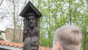 Atnaujintas paminklas garsiam knygne&scaron;iui
