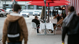 Pirmadienio vakarą žmonės būriavosi lauko kavinėse Vilniuje