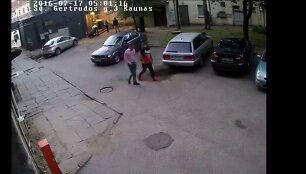 Kaune gaujos jaunuolių buvo sumu&scaron;tas gulintis vaikinas