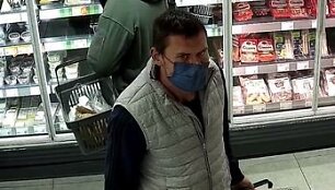 Vagystės i&scaron; parduotuvės tyrime Kauno policijos ie&scaron;komi žmonės