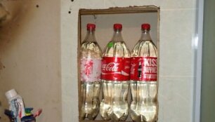 Klibių gyventoja naminukę slėpė už vonios veidrodžio