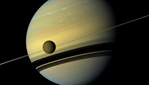 Titanas, Saturnas ir jo žiedai. Šis šešių kadrų montažas vaizduoja Saturną, jo žiedus ir milžiniškąjį mėnulį Titaną, kuris yra antras didžiausias mėnulis Saulės sistemoje po Jupiteriui priklausančio Ganimedo (Nuotrauka daryta 2012 kovo 6 d., kai "Cassini" nuo Titano skyrė 770 tūkst. km)