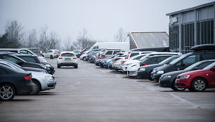 Sausakim&scaron;os automobilių stovėjimo aik&scaron;telės prie prekybos centrų Vilniuje