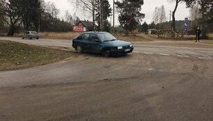 Jurbarko kelių erelio automobilis su nuleista padanga