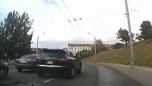 &bdquo;Porsche Cayene&ldquo; staigiai manevruoja