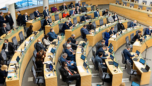 Seimas balsuos dėl Konstitucijos pataisų: merų rinkimų, R.Pakso, amžiaus cenzo į Seimą