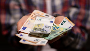 Nuo 2024 metų minimali alga didės iki 924 eurų