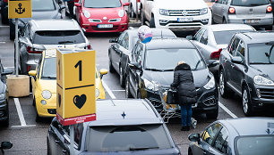 Sausakimšos automobilių stovėjimo aikštelės prie prekybos centrų Vilniuje