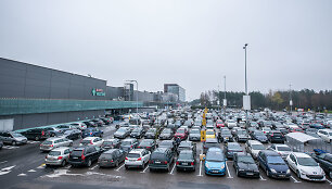 Sausakim&scaron;os automobilių stovėjimo aik&scaron;telės prie prekybos centrų Vilniuje