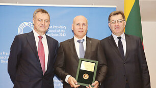 Lietuvos 2013 metų gaminio aukso medalį Juozas Maksvytis (centre) gavo i&scaron; Premjero Algirdo Butkevičiaus rankų, ceremonijoje dalyvaujant Lietuvos pramonininkų konfederacijos prezidentui Robertui Dargiui. 