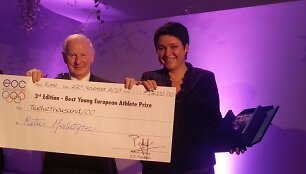 LTOK prezidentė Daina Gudzinevičiūtė gauna Rūtai Meilutytei skirtą čekį i&scaron; EOK vadovo Patricko Hickey 