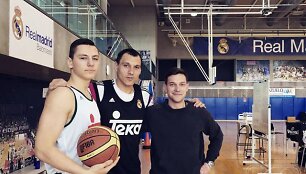 Tomas Balčiūnas (kairėje) su Jonu Mačiuliu ir treneriu Aurimu Jasilioniu
