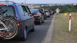 Automobilių virtinė pakeliui iš Kuršių nerijos į Klaipėdą.