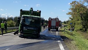 Lengvojo automobilio ir sunkvežimio avarija A16 kelyje