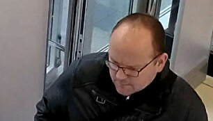 Kameros užfiksavo vagyste i&scaron; laikrodžių parduotuvės įtariamą vyrą.