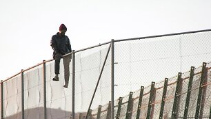Nelegalus imigrantas i&scaron; Afrikos prie sienos su Ispanijos anklavu Melilja