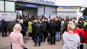 Žmonių eilės prie vakcinavimo centro „Litexpo“