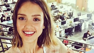 Jessica Alba savo kompanijos „The Honest Company“ biure