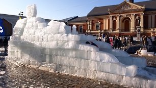 Klaipėdoje pagaminta didžiulė vėtrungės skulptūra iš ledo blokelių. 