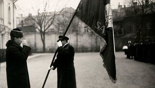 A. Smetona įteikia vėliava LŽKDLNAS, 1934 m., Kaunas.