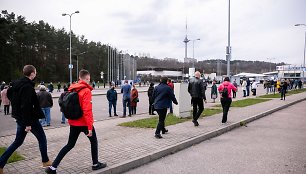 Žmonių eilės prie vakcinavimo centro „Litexpo“